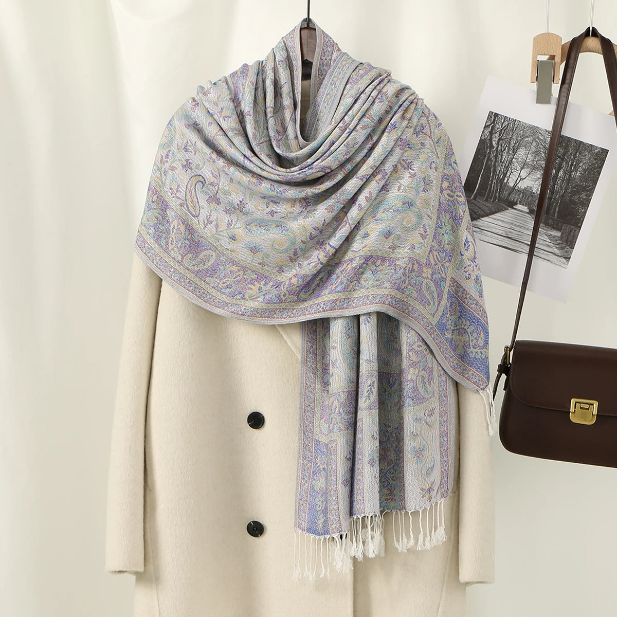 Abrigo beige con chal de bordado paisley azul claro y morado sobre el cuello.