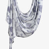 Écharpe de coton à motif floral gris clair et violet, drapée élégamment.