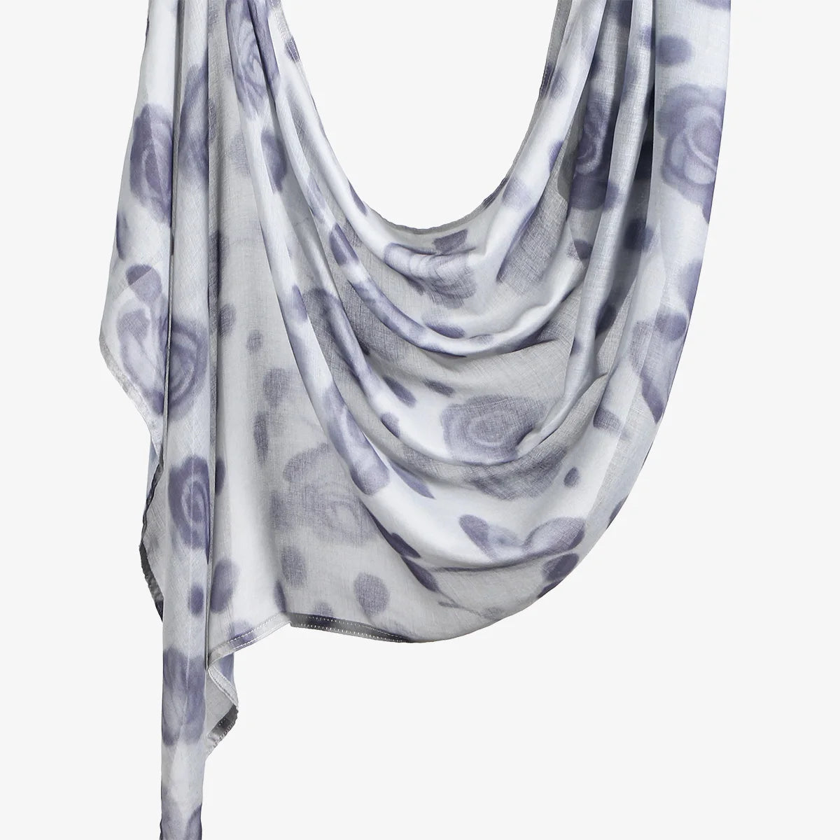 Écharpe de coton à motif floral gris clair et violet, drapée élégamment.