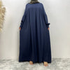 Langes marineblaues islamisches Kleid, weit geschnittene Ärmel und fließende Silhouette.