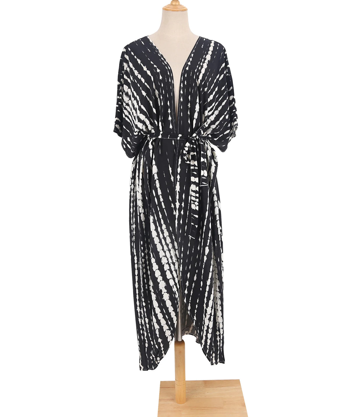 Schwarz-weiß gestreiftes Sommerstrandkimono-Kleid auf einem Mannequin.
