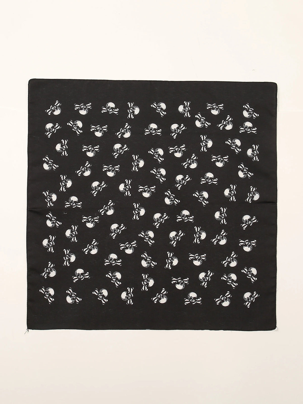 Tissu noir avec un motif répétitif de formes d'insectes ou florales stylisées blanches.