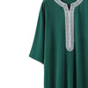 Dunkelgrüne Herren-Muslimrobe mit weißer Stickerei am Ausschnitt.