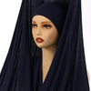 Model trägt ein dunkelblaues Instant-Chiffon-Hijab mit einer Magnetverschlüsse.