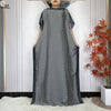 Eine Frau modelliert ein schwarz-weiß gemustertes Sommerseiden-Abaya-Kaftankleid.