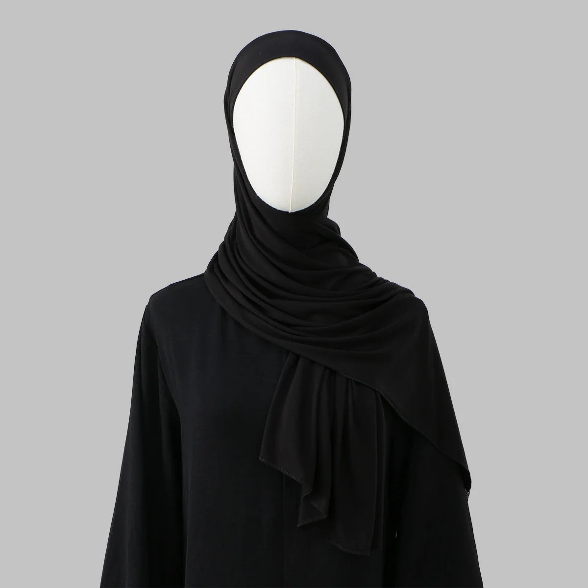 Schwarzes Elastizitäts-Modell-Jersey-Hijab sofort, präsentiert auf einem Mannequin.