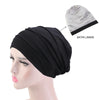 Schwarze Stretch-Baumwoll-Beanie-Turbanmütze mit Satinfutter auf einem Mannequin-Kopf.