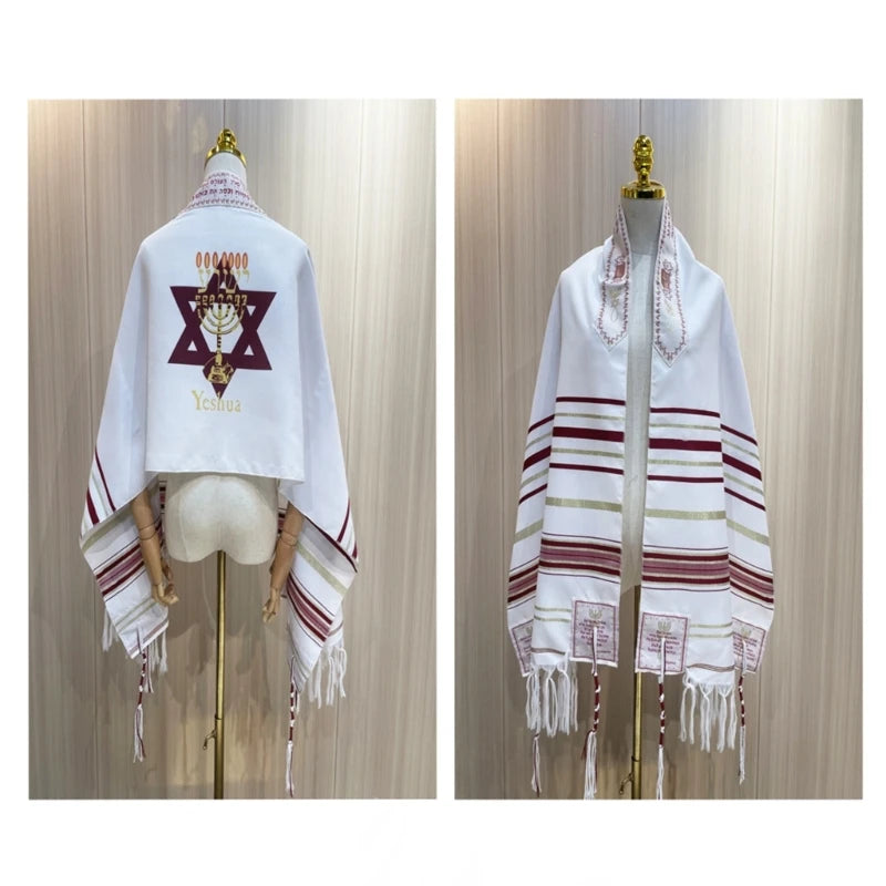 Handgefertigtes Messianisches Gebetsschal in Weiß und Weinrot auf einem Bügel.