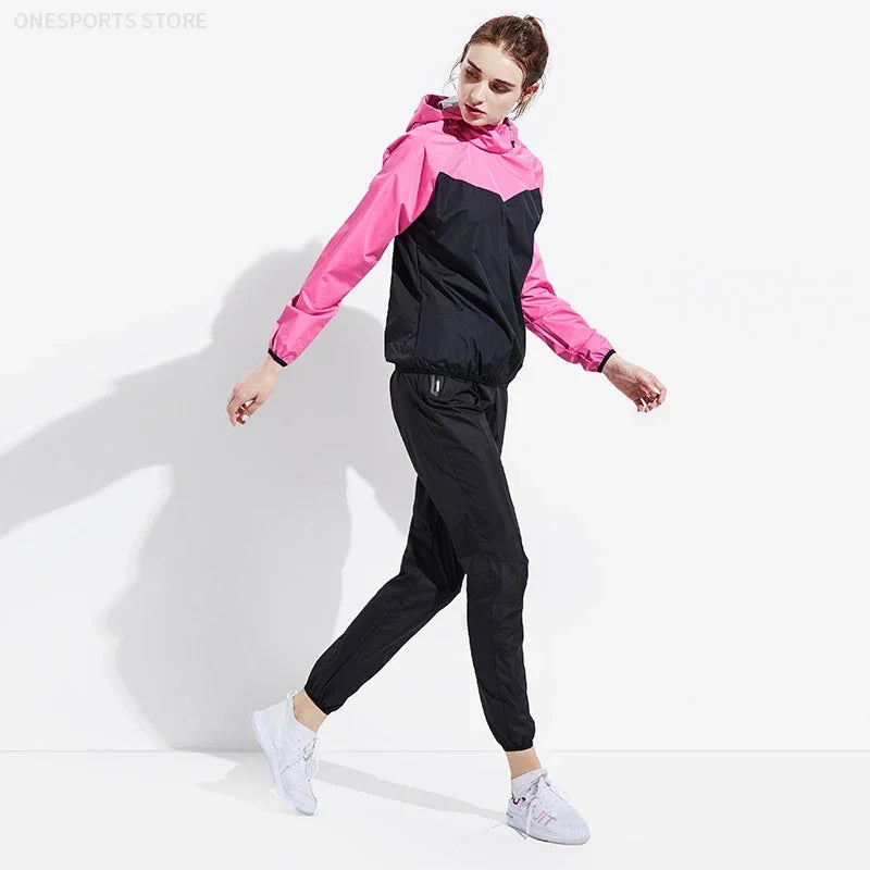 Une femme portant une combinaison de fitness noire et rose, debout et posant.