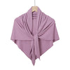 Foulard hijab triangle lilas plié et suspendu sur une perche en bois.