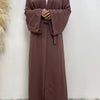 Marooner, fließender Abaya Kaftan mit offenem Front, langen Ärmeln und drapierter weißer Hijab