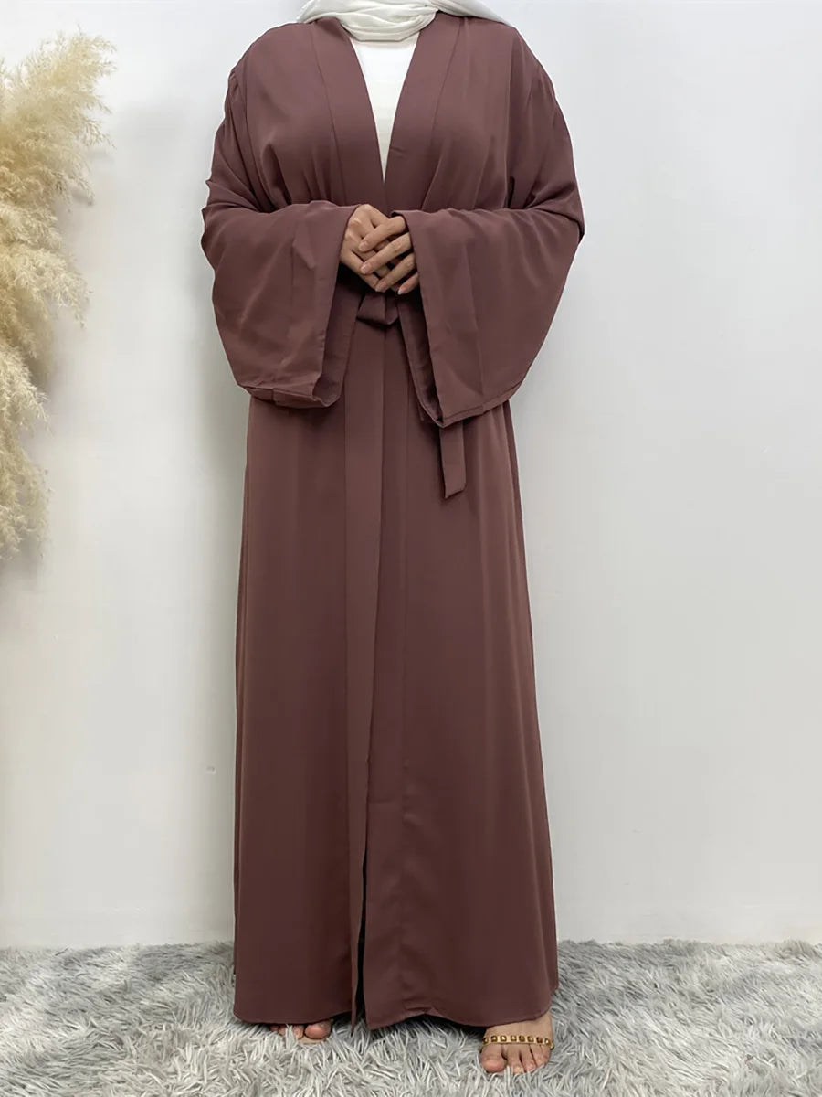 Marooner, fließender Abaya Kaftan mit offenem Front, langen Ärmeln und drapierter weißer Hijab