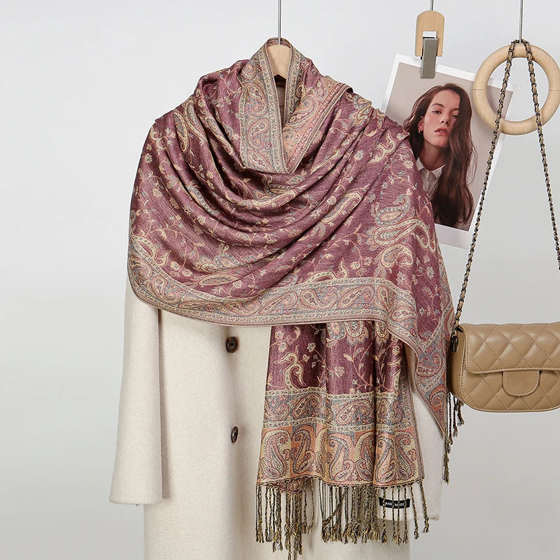 Lila Paisley-Viskose-Hijabschal über einem weißen Kleidungsstück, präsentiert mit Holzständern.