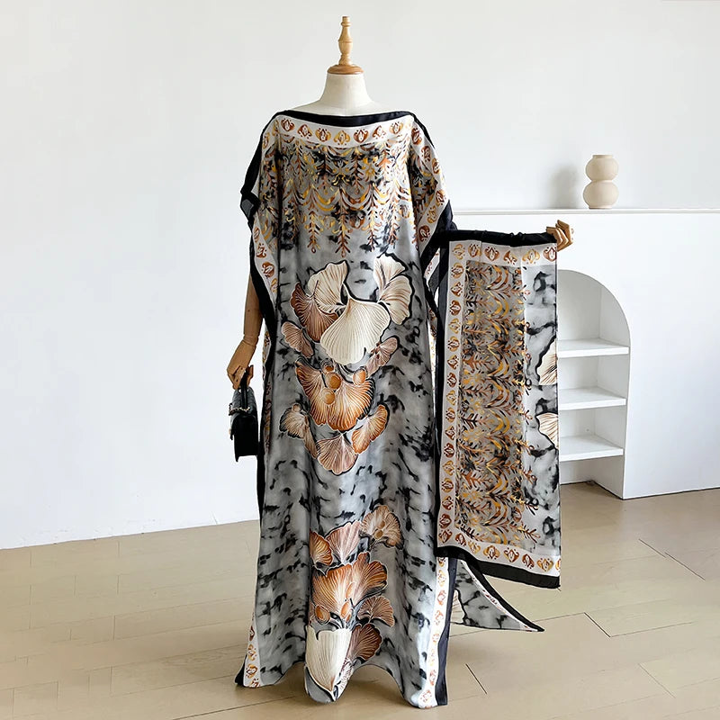 Eine Frau trägt ein lockeres Sommerkaftankleid mit einem verzierten gemusterten Schal auf einem Mannequin.