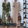 Una mujer modela un conjunto de abaya de manga larga beige con tela estampada verde oliva y accesorios de cuero marrón.