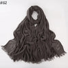 Écharpe hijab en coton viscose gris foncé, drapée et stylisée pour une femme.