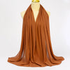Ein drapierter, fester brauner Chiffon-Hijab-Schal auf einem Mannequin.