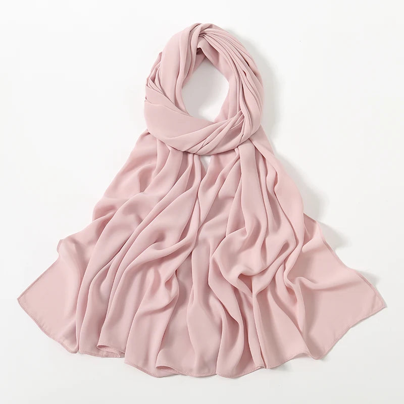 Ein weicher rosa Chiffon-Hijab-Schal, um den Hals und die Schultern drapiert.