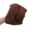 Écharpe châle en rayon marron foncé et froissé drapée sur une main.
