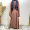 Una elegante abaya de color rosa empolvado con un hijab azul pizarra.