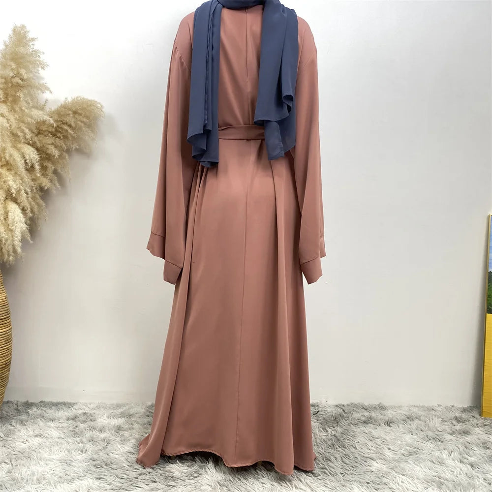 Una elegante abaya de color rosa empolvado con un hijab azul pizarra.