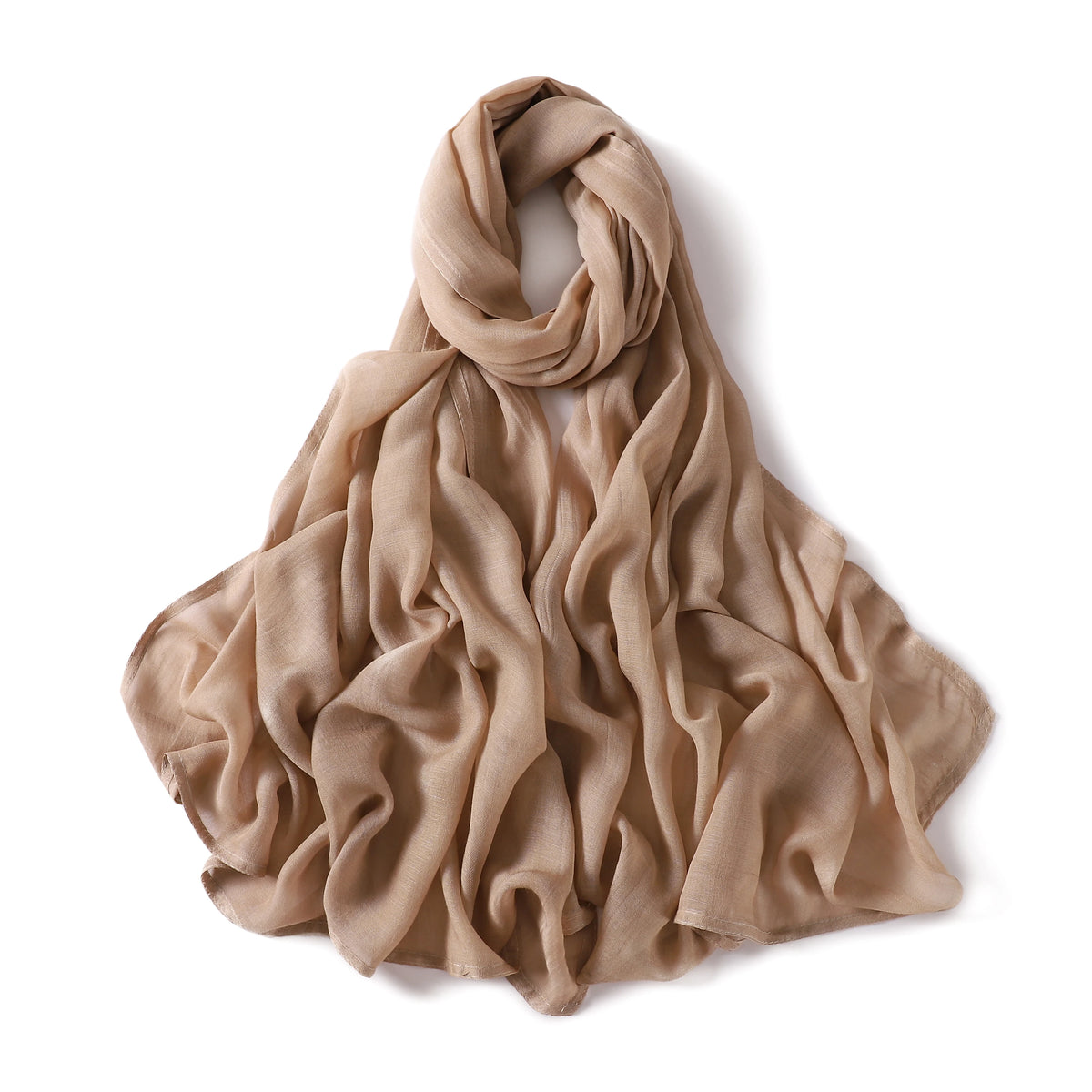 Pañuelo de hijab grande y sólido beige de rayón modal, drapeado y doblado sobre fondo blanco.
