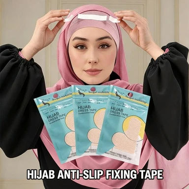 امرأة تعرض حجاباً وردياً بشريط تثبيت مضاد للانزلاق على رأسها وكتفيها.