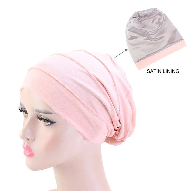 Pinkes Stretch-Baumwoll-Beanie-Turbanhut mit Satinfutter auf einem Mannequin-Kopf