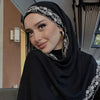 Une femme portant un foulard chiffon noir avec une bordure de dentelle d'eyelash ouvragée.