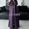 Manteau long à col de fourrure violet à plis, manches longues, présenté sur un mannequin.