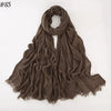 Foulard hijab en coton viscose brun foncé, drapé et plié sur fond blanc.