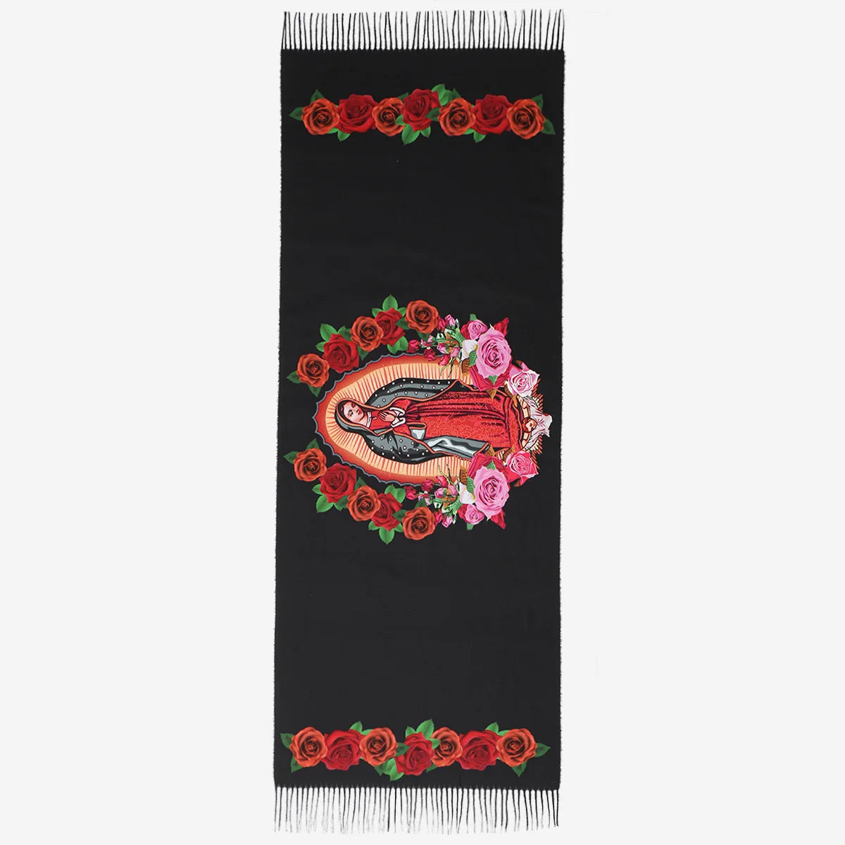 Una bufanda negra con un diseño central de una figura rodeada de rosas rojas y rosadas, bordeada por elementos florales.
