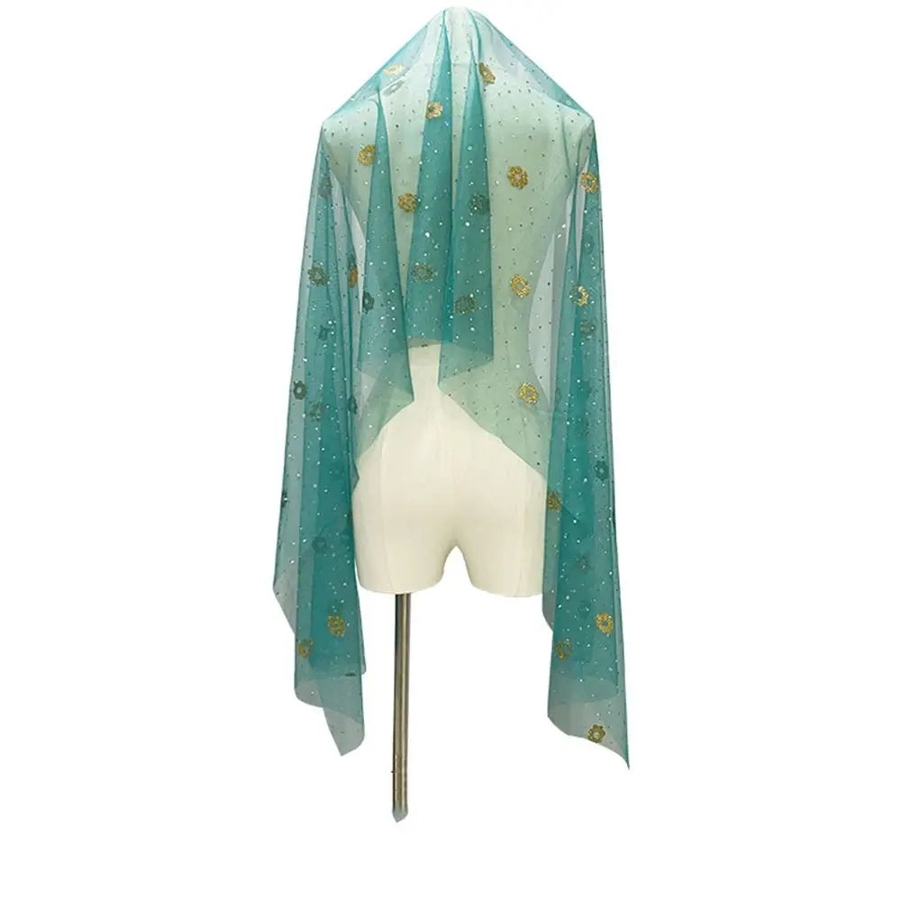 Helles blaues durchscheinendes Netz-Hijab mit goldenem Blumenmuster auf weißem Mannequin-Hals.