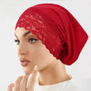 Model trägt einen leuchtend roten Spitzenstrick-Inner-Hijab-Turbanbonnet.