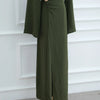 Une élégante abaya vert olive uni avec taille à cordon et manches longues, présentée sur un mannequin.
