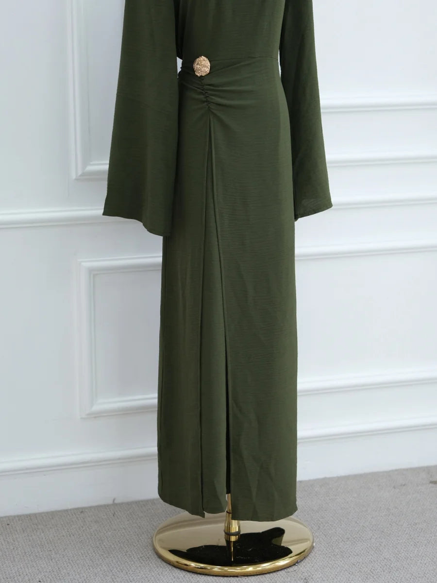 Une élégante abaya vert olive uni avec taille à cordon et manches longues, présentée sur un mannequin.