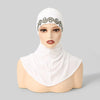 Gorro de hijab blanco elegante de cobertura total con bordado plateado y una tela blanca a juego atada alrededor del cuello.