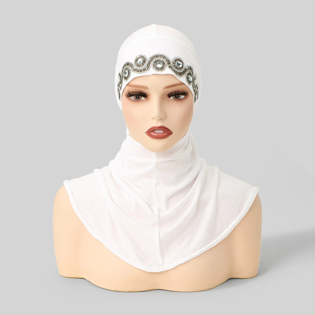 Gorro de hijab blanco elegante de cobertura total con bordado plateado y una tela blanca a juego atada alrededor del cuello.
