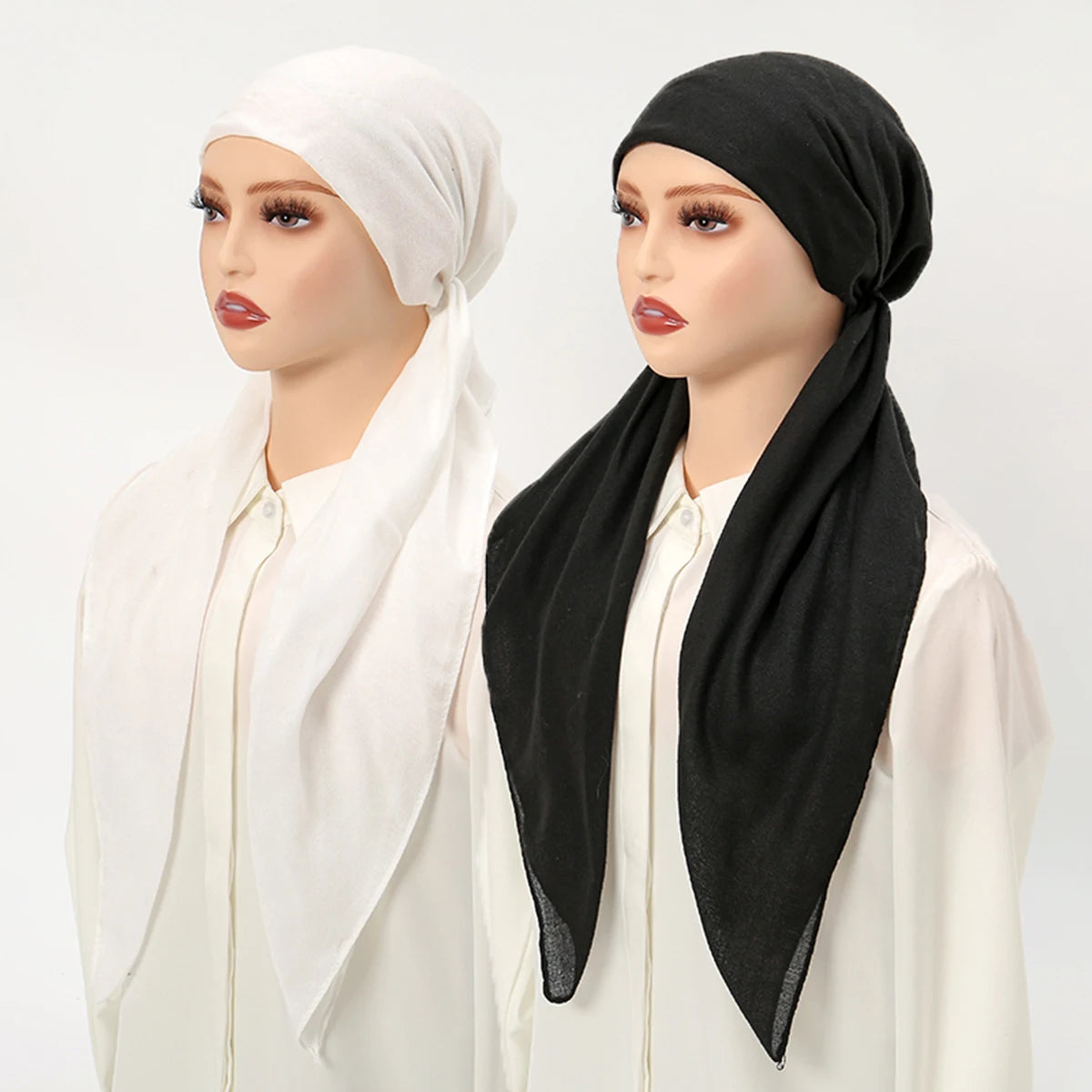 Une femme modélise un bonnet hijab en lin uni blanc et noir.