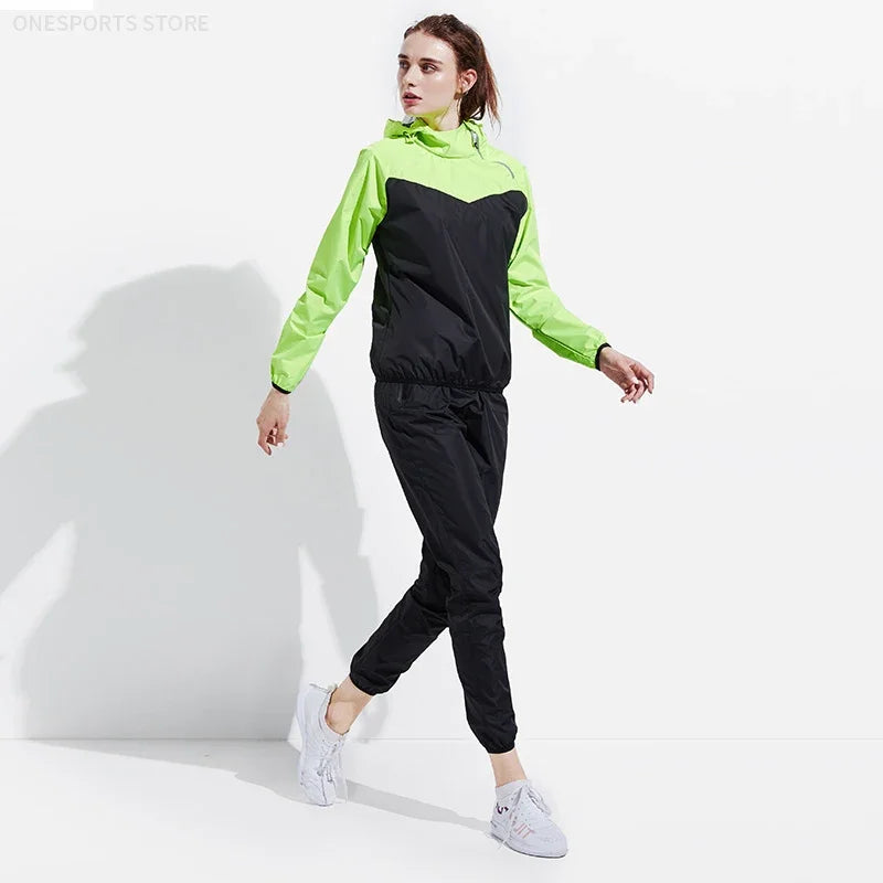 Une femme portant une combinaison de fitness noire et vert lime, debout sur un fond blanc.