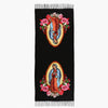 Bufanda negra con estampado personalizado de la Virgen de Guadalupe con rosas y elementos florales.