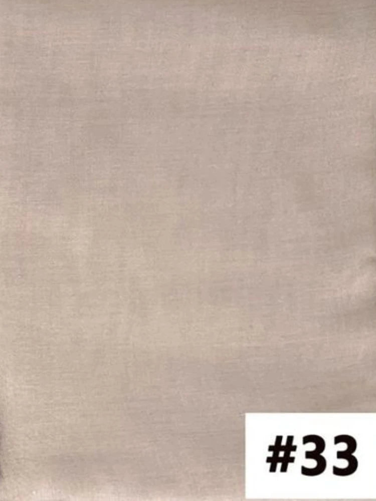 Échantillon de tissu beige clair ou taupe pour un foulard modal multicolore.