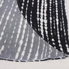 Nahaufnahme eines schwarz-weißen Tie-Dye-Stoffes, wahrscheinlich ein Sommer-Strandkimono-Kleid.