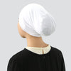 Eine Frau trägt eine weiße Stretch-Jersey Innihجاب-Kappe und ein schwarzes Oberteil.