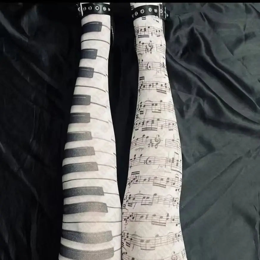 Ein Paar weiße Über-die-Knie-Socken mit einem schwarz-weißen Musikpartitur-Print.