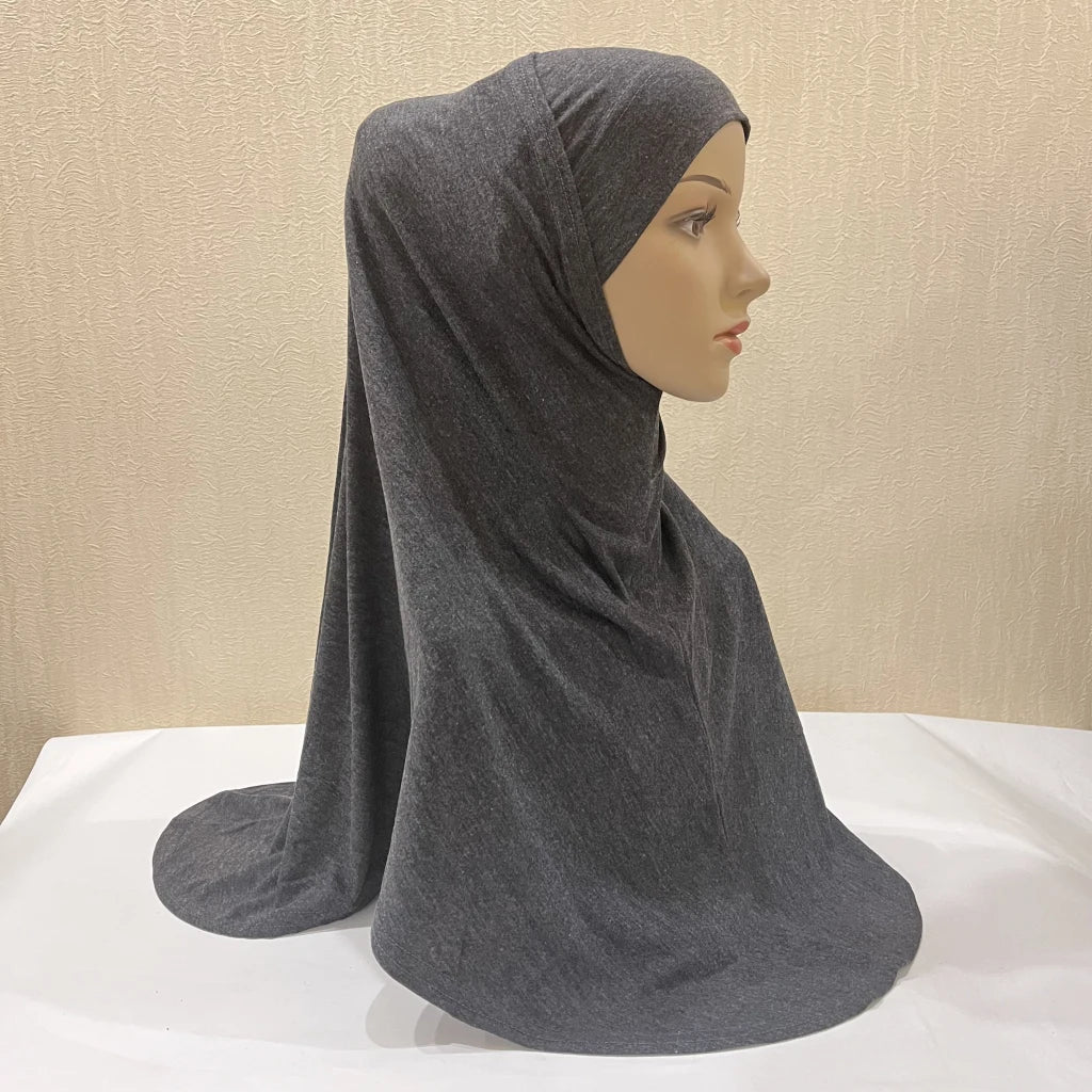 Pañuelo de gasa gris colgado en la cabeza de un maniquí.