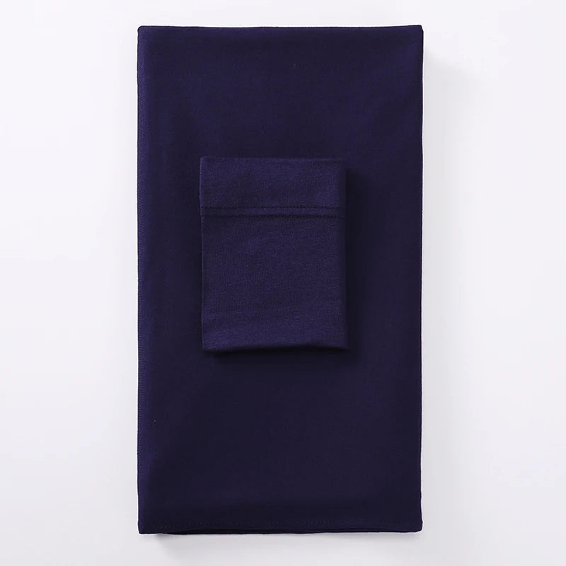 Un conjunto de hijab de camiseta azul marino oscuro doblado cuidadosamente.