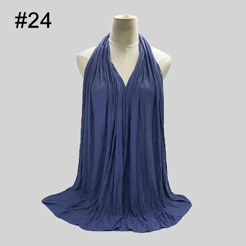 Dunkelblaue Baumwoll-Jersey-Hijab-Schal, um den Hals eines Mannequins drapiert.