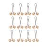 Ein Set von Perlen-Drop-Pins zum Befestigen von Hijab und Schals, in Reihen angeordnet.