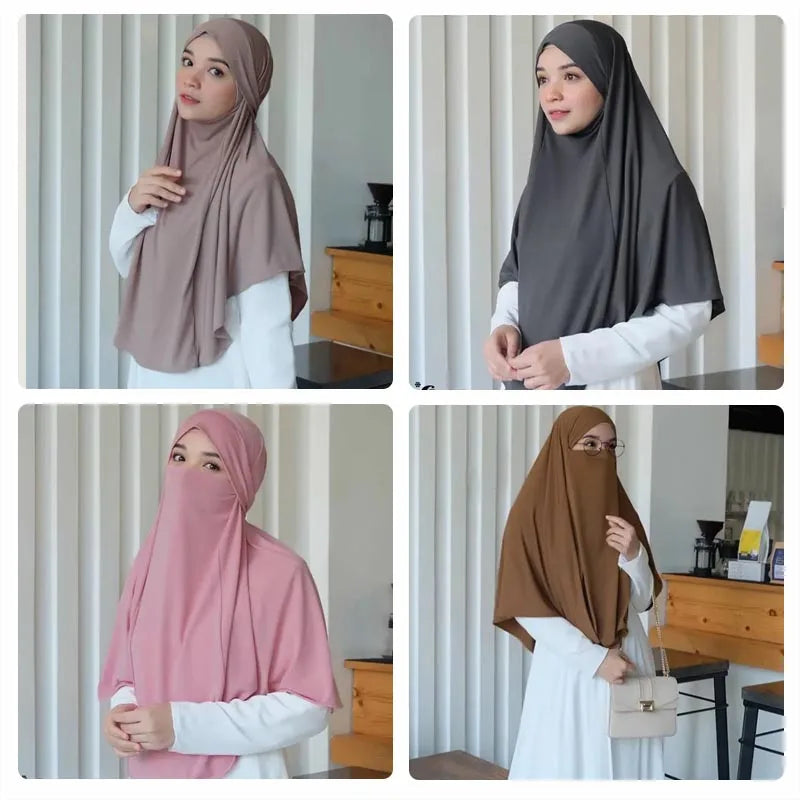 Eine Frau trägt einen großen, einfachen ethnischen Schal-Hijab in verschiedenen Mauve- und Brauntönen.